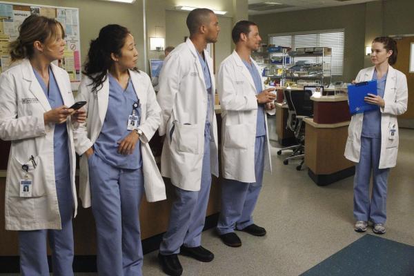 Bild 1 von 14: Die Assistenzärzte Meredith (Ellen Pompeo, l.), Cristina (Sandra Oh, 2.v.l.), Jackson (Jesse Williams, M.), Alex (Justin Chambers, 2.v.r.) und April (Sarah Drew, r.) bekommen die ersten Operationen, die sie alleine durchführen müssen, und erkennen dabei, dass selbst die kleinsten Routine-Eingriffe nicht immer einfach sind ...