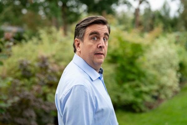 Bild 1 von 14: Seit Jahren rettet sich Hajo Siewers (Bastian Pastewka) mit mehr oder weniger charmanten Unwahrheiten aus jeder Bredouille.