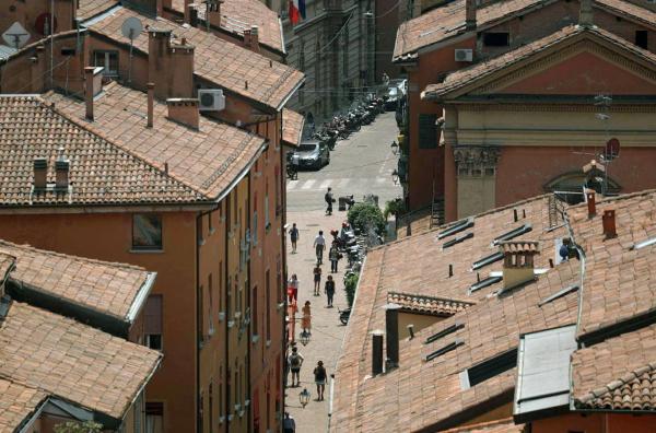 Bild 1 von 2: Kaum eine Autorin fängt die Komplexität einer Stadt und ihrer Bewohner so gekonnt ein wie Silvia Avallone. In ?Da dove la vita è perfetta? (2018) wird Bologna sogar selbst zur Hauptfigur.