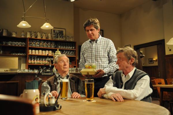 Bild 1 von 9: Gerstl ist wegen der Operation seines Katers Schatzi völlig aufgelöst. Von links: Gerstl (Gerd Lohmeyer), Roland Bamberger (Horst Kummeth) und Xaver (Michael Schreiner).