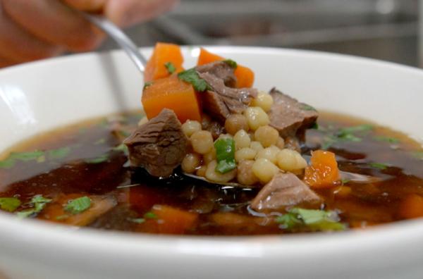 Bild 1 von 2: Die Bouillon de Boeuf, also Rinderbouillon, ist mit dem Tafelspitz verwandt und auf der Karte einiger angesehener Pariser Restaurants zu finden.