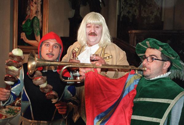 Bild 1 von 11: Im Bild (v.li.): Christoph Fälbl (Boris), Götz Kauffmann (Franz), Michael Niavarani (Mario).