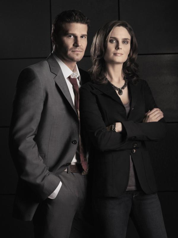 Bild 1 von 14: Booth (David Boreanaz, l.); Dr. Brennan (Emily Deschanel, r.)