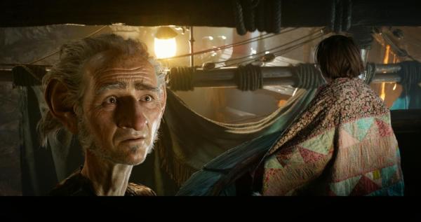 Bild 1 von 10: BFG (Mark Rylance, l.); Sophie (Ruby Barnhill, r. )