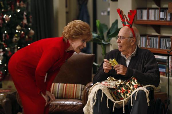 Bild 1 von 21: Evelyn (Holland Taylor, l.) taucht mit Marty (Carl Reiner, r.) bei Alan und Charlie auf, von dem sie sich ein gutes Immobiliengeschäft erhofft, wenn sie den Weihnachtsabend mit ihm bei ihren Söhnen verbringt ...