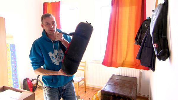 Bild 1 von 2: Stephan wird in der nächsten Zeit obdachlos sein und am Weserstrand campen, denn seine neue Wohnung in Bremen ist noch nicht bezugsfertig.