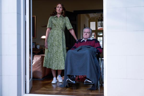 Bild 1 von 8: Archies Witwe, Siobhan Draper (Anna Madeley), kümmert sich um ihren kranken Vater George Rushland (Kevin McNally). Beide scheinen etwas zu verheimlichen.