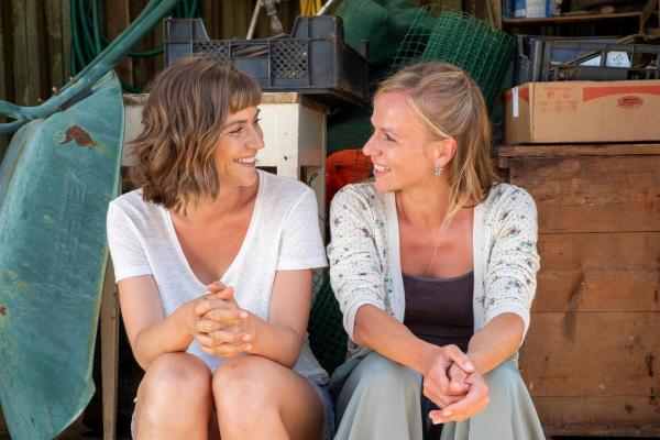 Bild 1 von 18: Im Bild: Während Anne (Sophie Pfennigstorf, l.) ihrer Freundin Laura (Katrin Jaehne, r.) und ihrem Verlobten Vlado hilft, sich gegen die übergriffigen Pläne von Vlados Vater Miha für deren Hochzeit zu wehren, scoutet sie auch unauffällig die istrischen Jungs auf deren Fußballtalent. Ihr Co-Trauzeuge Zoran verliebt sich bis über beide Ohren in sie.