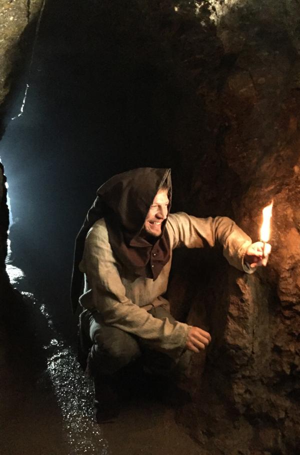 Bild 1 von 4: Florian Weber als Bergmann im Mittelalter unter Tage. Ein Kienspan dient als Taschenlampe.