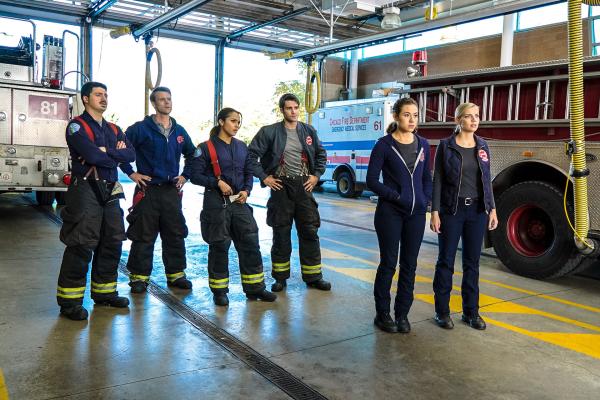 Bild 1 von 15: (l-r) Yuri Sardarov as Otis, Jesse Spencer as Matthew Casey, Monica Raymund as Gabriela Dawson, Steven R. McQueen as Jimmy Borrelli, Dora Madison as Jessica \