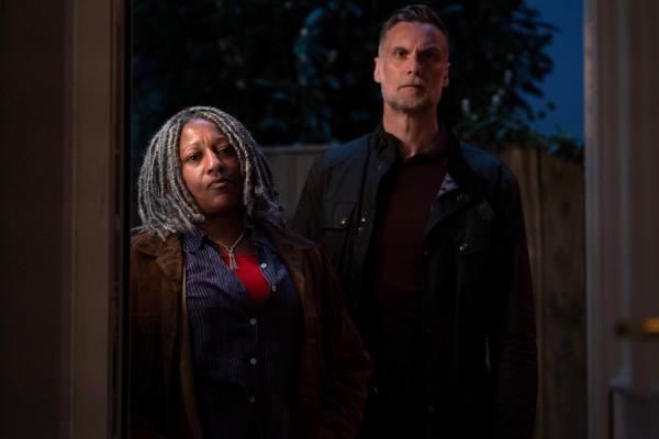 Bild 1 von 4: Der Fund einer Sporttasche voller Geld spaltet die Gemüter. Lange waren sich Myrna (Clare Perkins) und John Halloran (Darren Boyd) nicht sicher, was sie tun sollen. Jetzt steht ihr Entschluss fest.