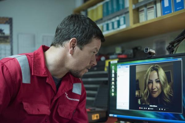 Bild 1 von 9: Felicia Williams (Kate Hudson, r.) ahnt bei dem Telefonat mit ihrem Mann Mike (Mark Wahlberg, l.) nicht, dass die Ölplattform auf der er arbeitet schon bald in Flammen aufgehen wird ...