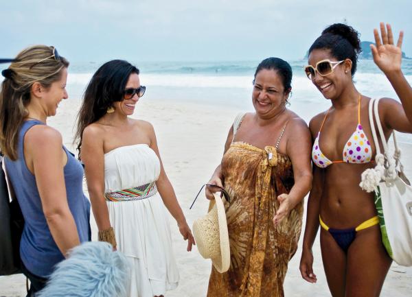 Bild 1 von 3: Moderatorin Wasiliki Goutziomitros trifft am Strand von Rio de Janeiro eine Gruppe von Schauspielerinnen der bekannten Telenovela \