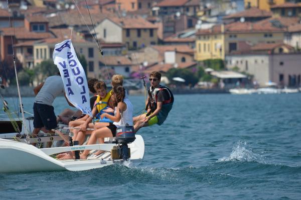 Bild 1 von 4: Leroy, Nils, Ole und Robin (v.l.n.r.) während ihrer ersten Segelstunde.