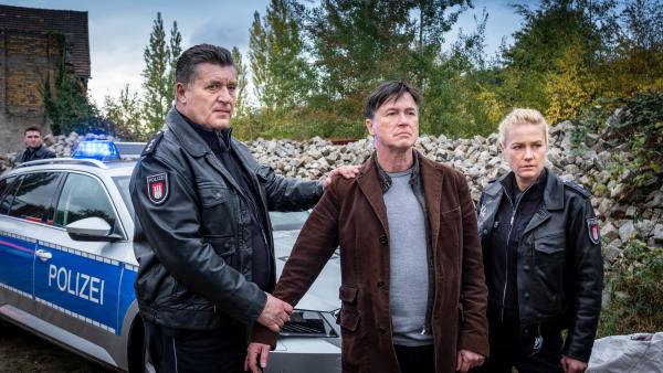 Bild 1 von 12: Christoph Maas (Uwe Bohm, M.) hat Marvin Kessler entführt, der bei einem illegalen Autorennen dessen Tochter getötet hat. Hans (Bruno F. Apitz, l.) und Franzi (Rhea Harder-Vennewald) hoffen, dass sie noch rechtzeitig kommen, um Marvins Leben zu retten.
