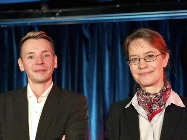 Bild 1 von 5: Diesmal erläutert die Volkswirtschaftlerin Prof. Dr. Karen Pittel vom Ifo Leibniz-Institut an der Universität München, welche Bedeutung Fairness beim Klimaschutz hat. Und der Chemiker Prof. Dr. Frederik Wurm vom Max-Planck-Institut für Polymerforschung Mainz hat herausgefunden, wie man mit biologisch abbaubaren Nano-Trägern den Pestizideinsatz in der Landwirtschaft verringern kann.