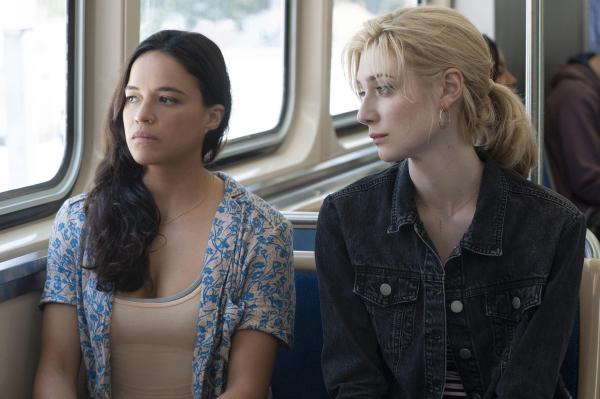 Bild 1 von 8: Linda (Michelle Rodriguez, l.); Alice (Elizabeth Debicki, r.)