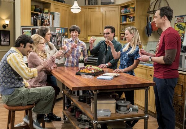 Bild 1 von 17: Bei den Freunden (v.l.n.r.: Kunal Nayyar, Melissa Rauch, Mayim Bialik, Simon Helberg, Johnny Galecki, Kaley Cuoco, Jim Parsons) gibt es etwas zu feiern ...