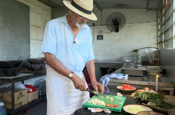 Bild 1 von 2: Chefkoch Mario de l'Estrac bereitet das Tintenfisch-Gericht als Curry zu.