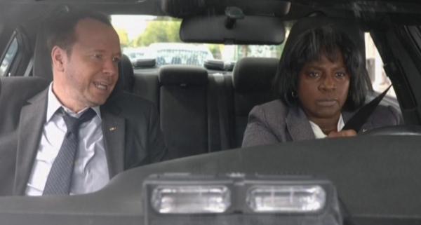Bild 1 von 7: Während die beiden Hitzköpfe Detective Reagan (Donnie Wahlberg, l.) und seine Vorgesetze Carver (LaTanya Richardson, r.) gemeinsam auf Tour sind, fallen plötzlich Schüsse. Jetzt müssen sie wohl oder übel kooperieren und vor allem äußerst schnell die richtige Entscheidung treffen ...