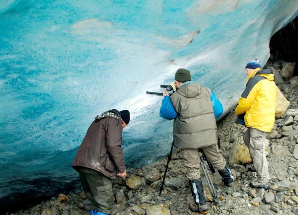 Bild 1 von 12: Im Bild: Das Universum-Team vor einer Eishöhle in Südtirol. - Der Sage nach sollen \