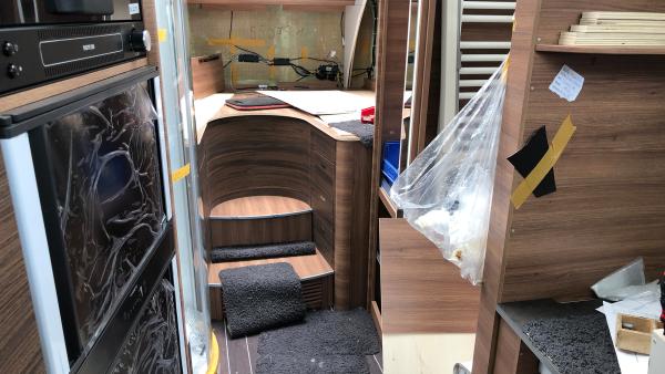 Bild 1 von 2: Mit CNC-gesteuerten Maschinen werden die Teile für die Innenausstattung des Campers millimetergenau gefräst.