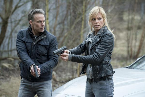 Bild 1 von 5: Jan Maybach (Marco Girnth, l.); Ina Zimmermann (Melanie Marschke, r.)