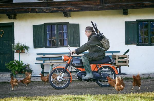 Bild 1 von 22: Im Bild: Stallbewohner Barthl (Friedrich von Thun) auf seinem geliebten Mofa.