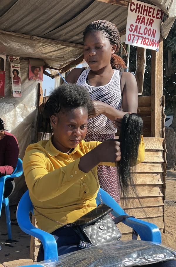 Bild 1 von 4: Für die Frauen in Simbabwe ist ihr Äußeres Ausdruck von Persönlichkeit, Würde ? und ein Mittel, sich in einer von Männern dominierten Gesellschaft zu behaupten.