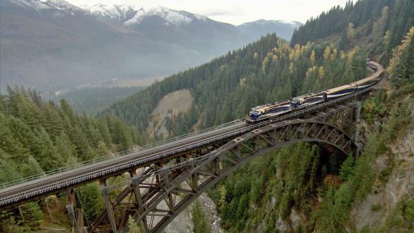 Bild 1 von 2: Der Weg des Rocky Mountaineer führt über Canyons hinweg entlang an Flüssen und Gebirgshängen.