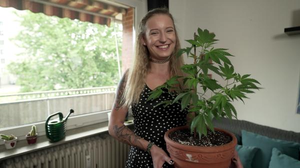 Bild 1 von 5: Jacky aus Lüneburg baut zum ersten Mal Cannabis zu Hause an