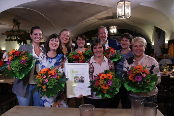 Bild 1 von 5: Von links: Cathi Lichtmannegger (Siegerin Nachspeisen), Theresa Frantz, Heidi Kaiser, Birgit Vogl, Edeltraud Zehetmeier (Gesamtsiegerin und Siegerin Hauptspeisen, mit Urkunde), Tilmann Schöberl, Katharina Mayer und Barbara Baumann (Siegerin Vorspeisen).