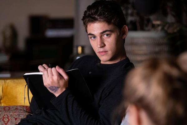 Bild 1 von 8: Hardin (Hero Fiennes Tiffin)
