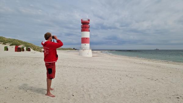 Bild 1 von 9: Rettungsschwimmer Nils achtet darauf, dass die Touristen nicht zu nah an die vielen Robben auf der Insel rücken.