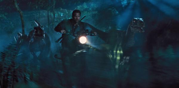Bild 1 von 9: Owen (CHRIS PRATT) leads the raptors on a mission in Jurassic World. Steven Spielberg returns to executive produce the long-awaited next installment of his groundbreaking Jurassic Park series. Colin Trevorrow directs the epic action-adventure, and Frank Marshall and Patrick Crowley join the team as producers.Credit: Universal Pictures and Amblin Entertainment