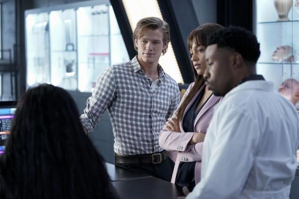 Bild 1 von 12: (v.l.n.r.) MacGyver (Lucas Till); Leanna Martin (Reign Edwards); Wilt Bozer (Justin Hires)
