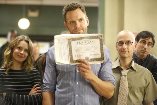 Bild 1 von 20: Kann ein uralter Vertrag, den Britta (Gillian Jacobs, l.), Jeff (Joel McHale, M.) und Dean Pelton (Jim Rash, r.) aufgetrieben haben, den Verkauf des Greendale Colleges verhindern?