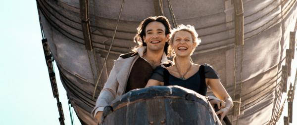 Bild 1 von 10: Weil Yvaine (Claire Danes, r.) und Tristan (Charlie Cox, l.) beim Benutzen der Zauberkerze beide an etwas anderes gedacht haben, landen sie auf dem Piratenschiff von Captain Shakespeare, das von einem Zeppelin gehalten wird.