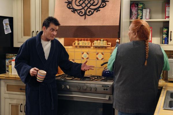 Bild 1 von 25: Amüsieren sich prächtig über Alan: Charlie (Charlie Sheen, l.) und Berta (Conchata Ferrell, r.) ...