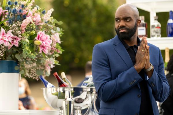 Bild 1 von 2: Auf der Bar Mizwa-Feier von Martys Tochter nutzt Marcus (Carl Clemons-Hopkins) die Gelegenheit, um mit Marty hart zu verhandeln: Er will verhindern, dass Deborahs Show-Termine im Casino gekürzt werden. Doch wer wird am Ende seinen Willen durchsetzen?