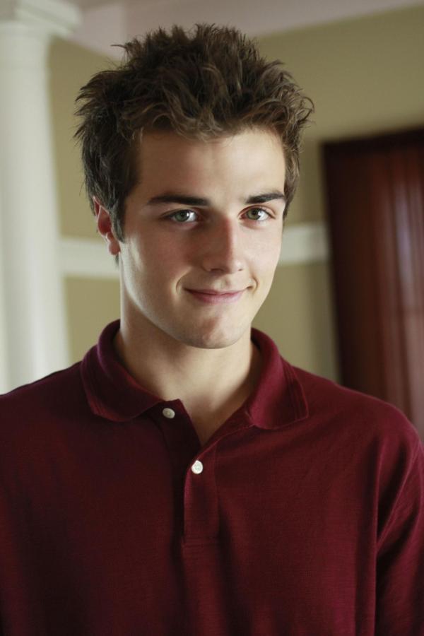 Bild 1 von 34: (6. Staffel) - Bringt Probleme mit sich: Danny Bolen (Beau Mirchoff), der mit seiner Familie neu in die Wisteria Lange gezogen ist ...