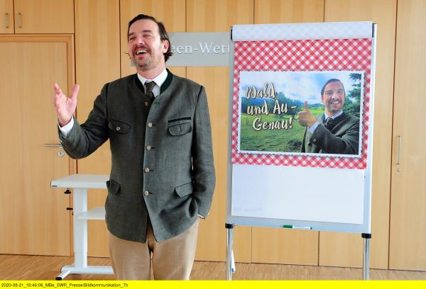 Bild 1 von 6: Bürgermeister Grieshaber (Michael Sideris) stellt sein Projekt vor.