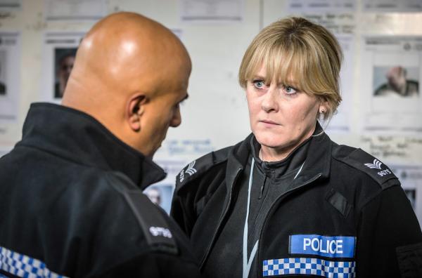 Bild 1 von 1: Catherine (Sarah Lancashire) fühlt sich für den Tod von Polizistin Kirsten verantwortlich und kämpft mit Gewissensbissen.