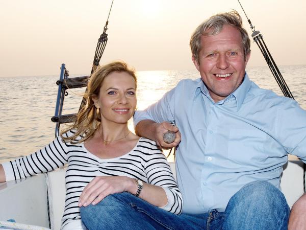Bild 1 von 23: Im Bild: Die Bootsfahrt macht Claudia (Susanne Michel) und Thomas (Harald Krassnitzer) sichtlich Spaß.