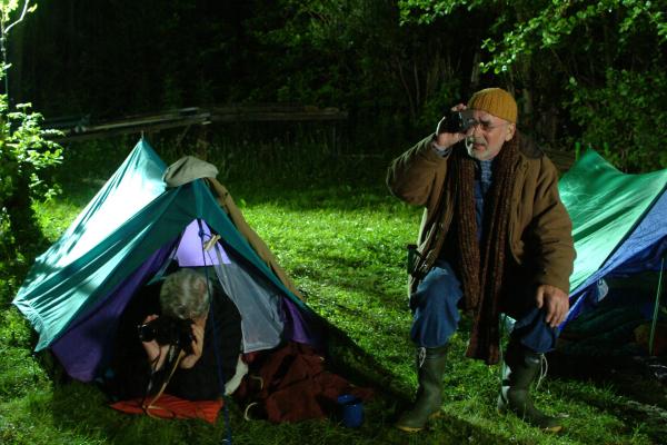 Bild 1 von 4: Peter (Peter Lustig, r.) und Paschulke (Helmut Krauss, l.) legen sich auf die Lauer, um die Holzdiebe bei ihrer Arbeit zu erwischen.