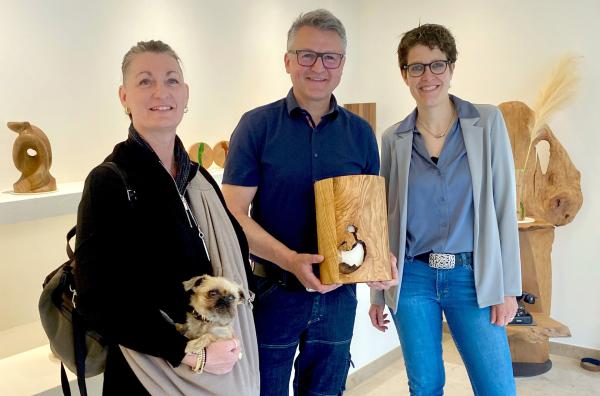 Bild 1 von 3: Die Stuttgarter Bestatterinnen Chantal Häfner (l.) und Ute Züfle zu Besuch beim Urnen-Schreiner und Theologe Martin Mayer in Ulm.