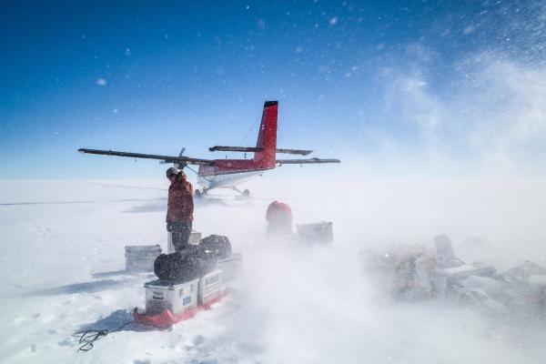 Bild 1 von 2: Über 50 Jahre nach Schließung von Camp Century brachte eine Expedition im Juli 2017 ein internationales Team von Glaziologen an die Stelle, wo die unterirdische Siedlung einst lag. Sie sollen die Qualität des Polarkreises bestimmen und auf Gefahren durch Rückstände der alten Militärsiedlung untersuchen.