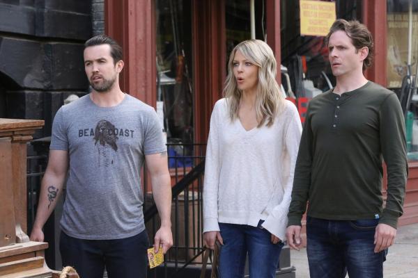 Bild 1 von 8: (v.l.n.r.) Mac (Rob McElhenney); Dee Reynolds (Kaitlin Olson); Dennis Reynolds (Glenn Howerton)