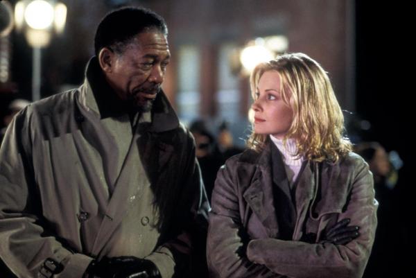 Bild 1 von 12: Als Verstärkung will Cross (Morgan Freeman, l.) die Agentin Jezzie Flannigan (Monica Potter, r.) an seiner Seite haben, obwohl die junge Frau für die Sicherheit der Schüler verantwortlich war. Gemeinsam rücken sie nun dem genialen Gangster auf die Pelle ...