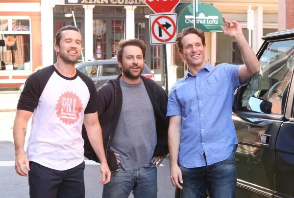Bild 1 von 8: (v.l.n.r.) Mac (Rob McElhenney); Charlie Kelly (Charlie Day); Dennis Reynolds (Glenn Howerton)
